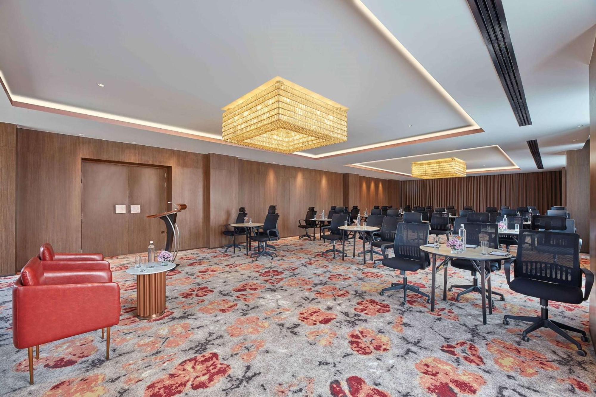 Doubletree By Hilton Βαρανάσι Εξωτερικό φωτογραφία